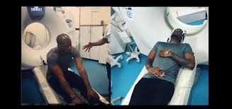 Image de Célébrités. Peter Okoye de P-Square est hospitalisé mais malgré cela l'artiste a voulu rassuré ses fans en disant qu'il n'est pas quelqu'un de maladif et que cela serait juste un manque de repos dû à tout son boulot. Dieu merci la vie du chanteur n'est pas en danger.