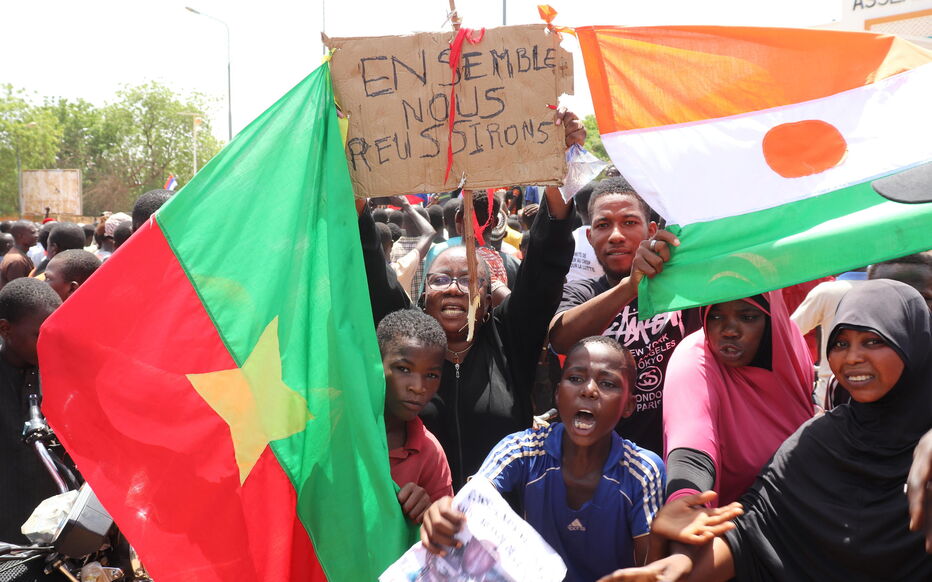 Image de Politique. La France a décidé de suspendre temporairement son aide au développement et son appui budgétaire au Burkina Faso, dans le contexte de solidarité de ce dernier avec les militaires ayant pris le pouvoir au Niger. Tandis que la France soutient les efforts de la Cedeao pour rétablir le président nigérien Mohamed Bazoum, les relations avec le Burkina Faso se sont envenimées depuis le coup d'État en septembre 2022. D'après les prévision, cette suspension impacte des projets en cours d'aide au développement pour un montant de 482 millions d'euros, ainsi que l'aide budgétaire prévue de 13 millions d'euros en 2022. Quelle est votre analyse de la situation ?