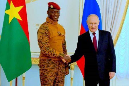 Image de Politique. Le président de transition du Burkina Faso, Ibrahim Traoré, a récemment discuté d'une possible coopération militaire avec une délégation russe. Cette discussion intervient après les échanges entre Traoré et le président russe Vladimir Poutine lors du sommet Russie-Afrique en juillet. Bien que les discussions aient porté sur la formation militaire des troupes burkinabè, la possibilité d'un déploiement de forces russes au Burkina Faso reste en suspens. Le Burkina Faso fait face à une recrudescence des attaques terroristes, et les rumeurs de rapprochement entre la junte au pouvoir et la Russie circulent depuis le coup d'État en septembre 2022. Les enjeux de cette coopération potentielle sont multiples : stabilité régionale, lutte antiterroriste ou intérêts géopolitiques ?