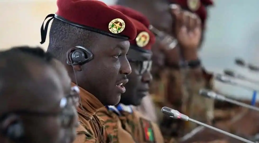 Image de Société. Les forces armées du Burkina Faso ont lancé une opération d'ampleur, qui s'est étendue du 7 août au 1er septembre 2023. Elle visait à neutraliser les groupes terroristes sévissant dans plusieurs provinces. Le bilan fait état de 65 "terroristes" abattus, ainsi que la saisie d'une importante quantité d'armes, de munitions, de vivres, de véhicules et de matériel de communication. Cette action a permis aux populations déplacées de retourner en toute sécurité dans leurs villages. Cependant, le prix a été lourd, avec cinq personnes blessées lors des combats, dont deux volontaires engagés dans la défense de la région. Malgré ces blessés, le chef d'état-major général des armées salue cette opération comme un affaiblissement significatif des groupes armés terroristes dans l'ouest du Burkina Faso. Quelle est votre analyse de la situation ?